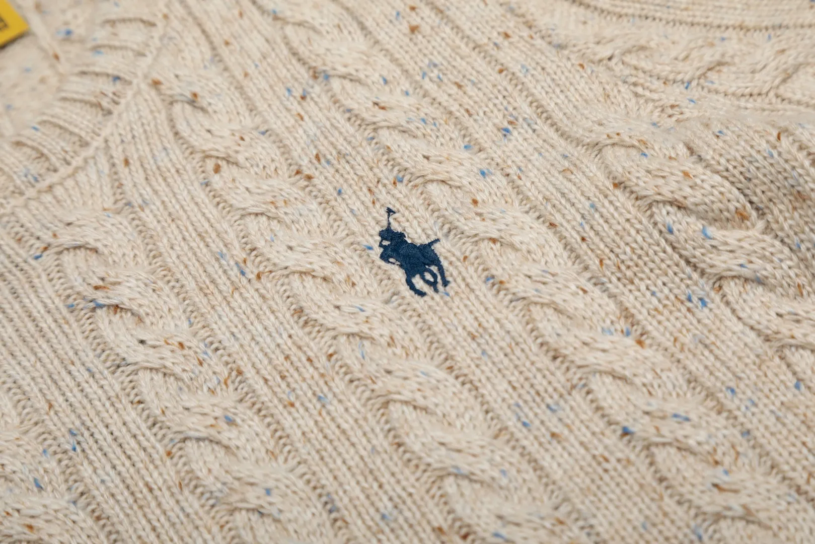 P166 💰 "Top quality" Style number: DS058# (on sale all year round) [Ralph Lauren wool blended pony embroidered logo twist knitted short sleeves] ✅Ralph Lauren gradient multi-color dot versatile hemp knitted round neck short sleeves for all seasons ✅15% merino cotton wool 85% wool blended clean and clear texture ✅ZP quality 1:1 version Scan the code to enter the GF website Counter quality ✅Details and quality are the only one in Guangzhou. Imported quality wool. Focus on high-end. Cost-effective. Needless to say good quality. ✅Restore the original version. The maximum size can be worn up to 150 pounds. Loose, comfortable and stress-free.